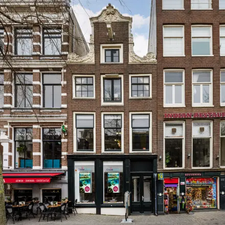 Buitenkant van een historisch kantoorpand op Rokin 105 in Amsterdam Centrum met klassieke gevels en commerciële ruimtes op de begane grond.