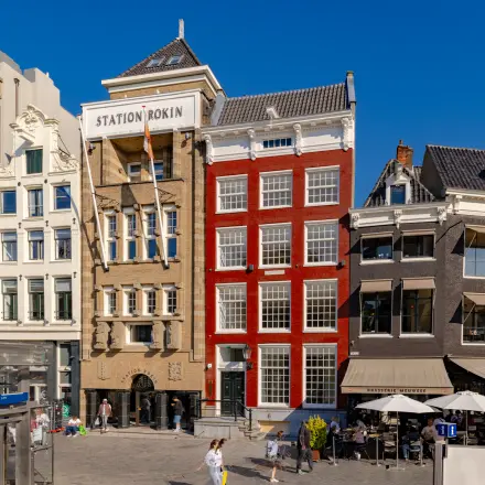 Exterieur van kantoorpand op Rokin 117-117 in Amsterdam Centrum, met klassieke gevel. Beschikbaar voor kantoorruimte huren.