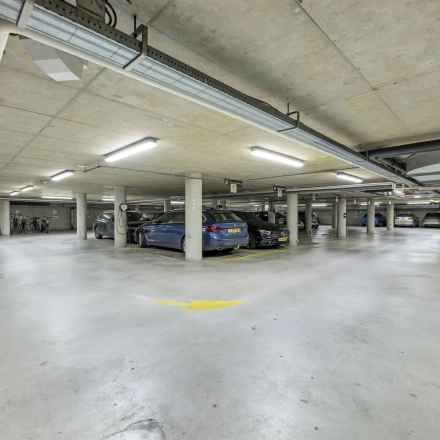 Parkeerplaats in kantoorpand op Stadhouderskade 55, Amsterdam Centrum. Ruimte is voorzien van diverse parkeerplaatsen en goede verlichting. Geschikt voor huur bij kantoorruimte huren.