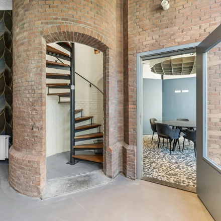 Kantoorruimte huren in een sfeervol kantoorpand op Stadhouderskade 55 in Amsterdam Centrum met modern interieur en spiraaltrap.