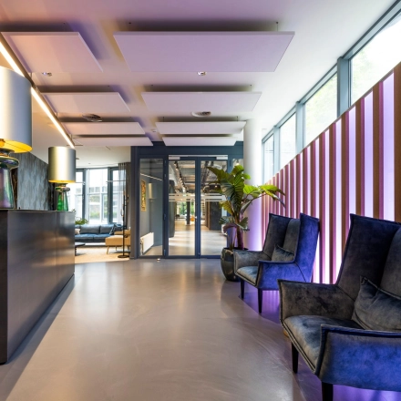 Moderne kantoorruimte aan de Stadhouderskade 55 in Amsterdam Centrum met stijlvolle meubels en veel natuurlijk licht, ideaal om te huren als kantoorpand.