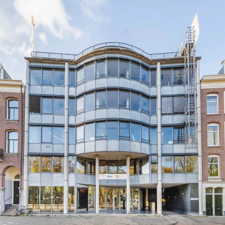 Modern kantoorpand aan de Stadhouderskade 55 in Amsterdam Centrum, ideaal voor kantoorruimte huren. Het gebouw heeft een eigentijdse gevel met glas en metaal, perfect voor ondernemers die een centrale locatie zoeken.