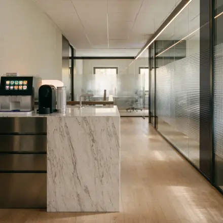 Moderne kantoorruimte op Weteringschans 126, Amsterdam Centrum, met stijlvolle glazen wanden en een marmeren pantry.