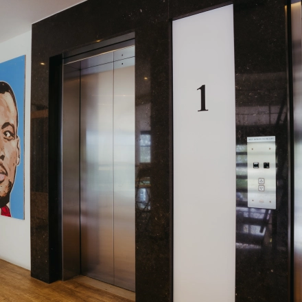 Lift en kunstwerk in het kantoorpand aan Overschiestraat 182 in Amsterdam De Schinkel.