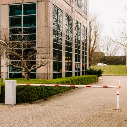 Kantoorpand aan de Overschiestraat 182 in Amsterdam De Schinkel met parkeerplaats en bewaakte toegang. Ideaal voor bedrijven die kantoorruimte willen huren.