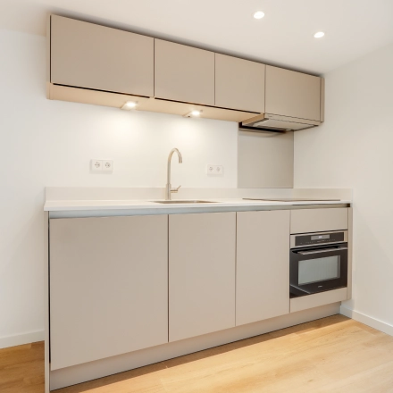 Moderne kitchenette in een kantoorpand op Schinkelkade 44, Amsterdam De Schinkel, te huur als kantoorruimte.
