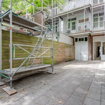 Buitenruimte bij Schinkelkade 44 in Amsterdam De Schinkel, mogelijk geschikt voor opslag of renovatie. De locatie biedt potentieel voor gebruik als extra kantoorpand ruimte of werkplek bij kantoorruimte huren.