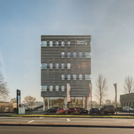 Een modern kantoorpand aan Daalwijkdreef 47, Amsterdam Duivendrecht. Het gebouw heeft een strakke gevel en parkeergelegenheid voor bezoekers die kantoorruimte huren willen. Geschikt voor diverse zakelijke doeleinden.