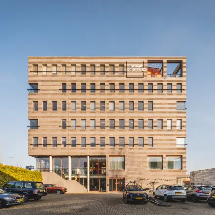 Straatbeeld van een modern kantoorpand op Daalwijkdreef 47, Amsterdam Duivendrecht, met meerdere verdiepingen, ideaal voor kantoorruimte huren, centraal gelegen en goede parkeermogelijkheden.