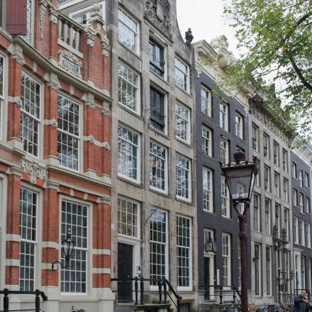 Buitenzijde van het kantoorpand op Herengracht 168, Amsterdam Grachtengordel, ideaal voor het huren van kantoorruimte.