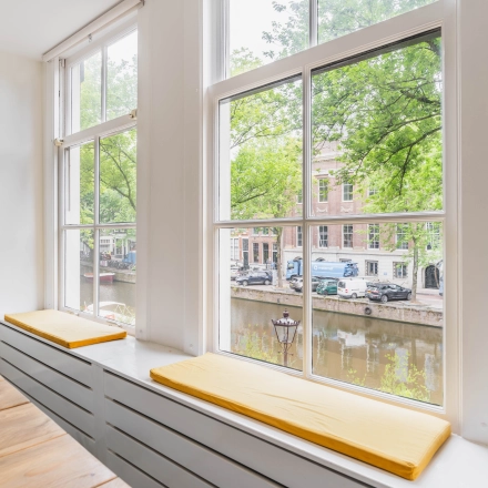 Lichte kantoorruimte aan de Herengracht 221, Amsterdam Grachtengordel, met grote ramen en uitzicht op de gracht. Ideale plek om kantoorruimte te huren.