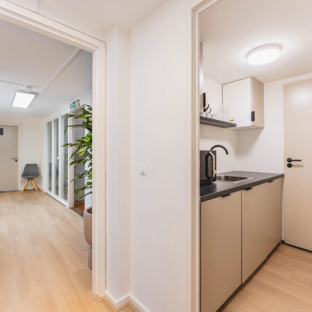 Functionele kantoorruimte te huur aan de Herengracht 221 in Amsterdam Grachtengordel met pantry en moderne voorzieningen.