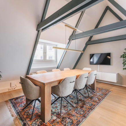 Moderne en lichte vergaderruimte met een lange houten tafel en comfortabele stoelen in een kantoorpand op Herengracht 221, Amsterdam Grachtengordel.