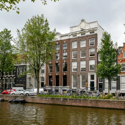 Buitenzicht van kantoorpand aan Herengracht 338 in Amsterdam Grachtengordel, naast de gracht. Ideale locatie voor kantoorruimte huren met klassieke gevels en een levendige omgeving.