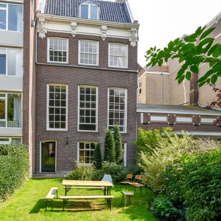 Kantoorpand aan de Herengracht 338 in Amsterdam Grachtengordel met een charmante buitenruimte. Ideaal voor bedrijven die een kantoor willen huren in een historische en groene omgeving.