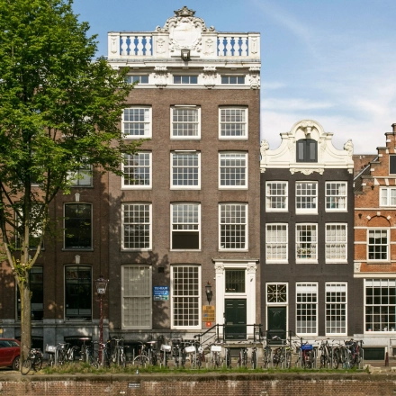 Het imposante kantoorpand aan de Herengracht 338 in Amsterdam Grachtengordel biedt een klassieke gevel wat een unieke kans biedt voor kantoorruimte huren in een historische omgeving.