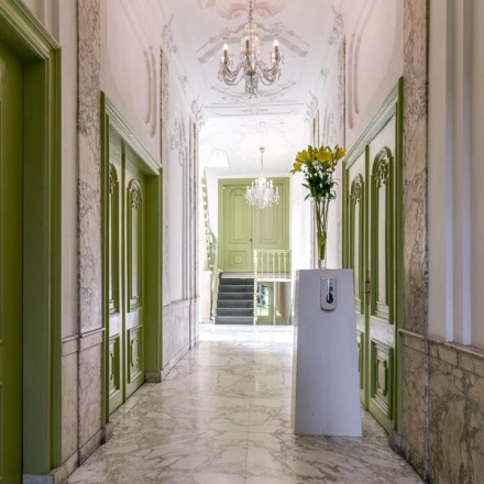 Stijlvolle entree met marmeren vloer en groene deuren op Herengracht 338, Amsterdam. Kantoorruimte huren in een historische omgeving met moderne allure.