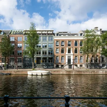 Kantoorpand aan de Herengracht 459-469 in de Amsterdam Grachtengordel, gezien vanaf de overkant van de gracht. De stijlvolle gevels weerspiegelen de historische charme van de omgeving.