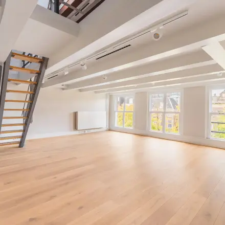 Ruime, lichte kantoorruimte met houten vloeren en zichtbare balken aan de Herengracht 582-584, Amsterdam Grachtengordel. Ideaal voor kantoorruimte huren.