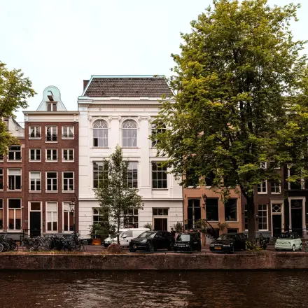 Kantoorpand aan de Keizersgracht 264 in Amsterdam Grachtengordel, omgeven door historische gevels en statige grachten, ideaal voor kantoorruimte huren.