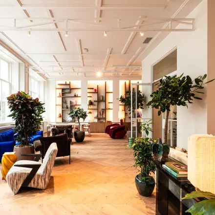 Stijlvolle kantoorruimte aan de Keizersgracht 264 in Amsterdam Grachtengordel met comfortabele zitplekken, veel licht en groen. Ideaal voor werkruimte huren in een levendige omgeving.