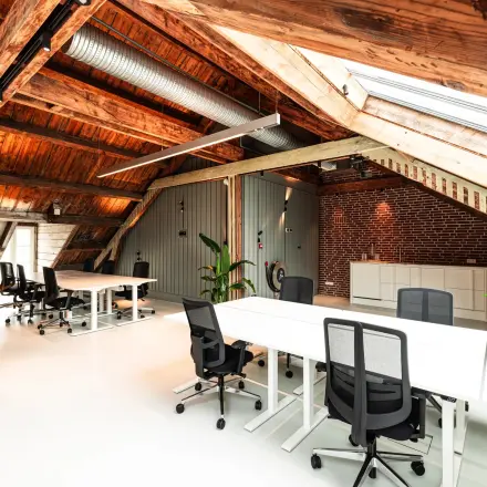 Huur een lichte en moderne kantoorruimte aan de Keizersgracht 264, gelegen in de historische Amsterdam Grachtengordel. Het kantoorpand heeft een stijlvol interieur met houten balken en voldoende werkplekken.