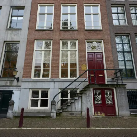 Uitzicht op een kantoorpand aan de Keizersgracht 391A in de Amsterdam Grachtengordel, geschikt voor kantoorruimte huren. Het historische gebouw heeft een klassieke gevel en biedt een karakteristieke locatie voor ondernemers.