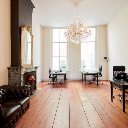 Elegant gemeubileerd kantoor op Keizersgracht 391A, Amsterdam Grachtengordel, met houten vloeren en kristallen kroonluchter, ideaal voor kantoorruimte huren.