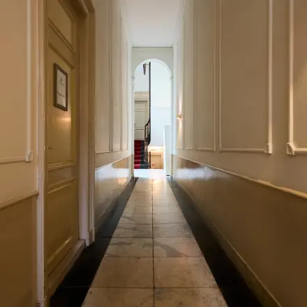 Ingang van kantoorpand op Keizersgracht 391A, Amsterdam Grachtengordel, met lange gang en zicht op trap. Perfecte locatie voor kantoorruimte huren in historisch gebied.