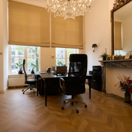 Elegante kantoorruimte huren aan de Keizersgracht 391A in Amsterdam Grachtengordel, met grote ramen, stijlvolle verlichting en moderne meubels. Het kantoorpand biedt een inspirerende werkplek met uitzicht op de gracht.