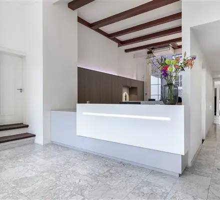 Moderne kantoorruimte gelegen aan de Keizersgracht 62 – 64 in de Amsterdamse Grachtengordel. Stijlvolle entree met marmeren vloer en minimalistisch interieur, ideaal voor bedrijven die kantoorruimte willen huren.