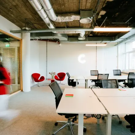 Industrieel ingerichte kantoorruimte op Singel 542, Amsterdam Grachtengordel, met moderne bureaus en stoelen, glazen wanden en industriële plafonds. Ideale plek voor kantoorruimte huren.