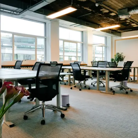 Lichte kantoorruimte met moderne bureaus en ergonomische stoelen op Singel 542 in Amsterdam Grachtengordel, ideaal voor kantoorruimte huren.