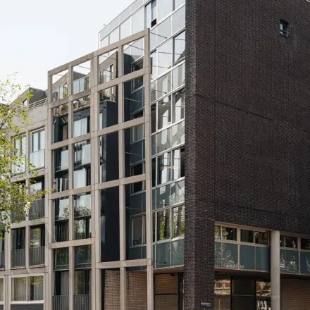 Exterieur van een modern kantoorpand gelegen aan de Weesperstraat 394-396 in Amsterdam Grachtengordel, ideaal voor kantoorruimte huren met stijlvolle architectuur en grote raampartijen.