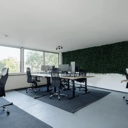 Modern kantoorpand aan de Weesperstraat 394-396 in Amsterdam Grachtengordel, met ramen en bureaus. Geschikt voor kantoorruimte huren met uitzicht op groen. Stijlvolle werkplekken klaar voor gebruik.
