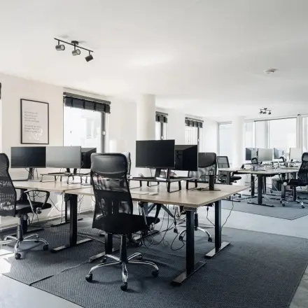 Ruime kantoorruimte op Weesperstraat 394-396, Amsterdam Grachtengordel, met moderne bureaus en stoelen klaar voor huur. Ideaal voor zakelijke activiteiten.