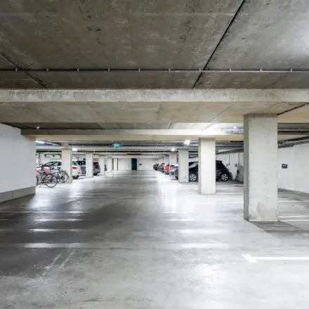 Ondergrondse parkeergarage op Moermanskkade 109-113 in Amsterdam Houthavens met ruime parkeerplaatsen en enkele geparkeerde fietsen aan de zijkant.
