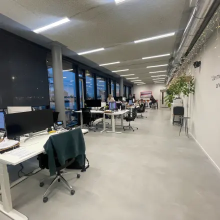 Ruime en lichte kantoorruimte aan de Moermanskkade 303 in Amsterdam Houthavens met werkplekken en groene accenten. Ideaal om kantoorruimte te huren met uitzicht op de omgeving.