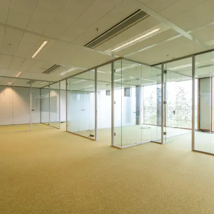 Ruime, moderne kantoorruimte te huur op Pedro de Medinalaan 1-9, Amsterdam IJburg met glazen wanden en uitzicht naar buiten.
