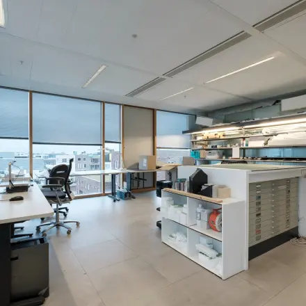 Kantoorruimte huren op Pedro de Medinalaan 7 in Amsterdam IJburg, met moderne bureaus en lades. Grote ramen laten natuurlijk licht binnen. Geschikt voor werkplekbezetting en kantoorwerk.