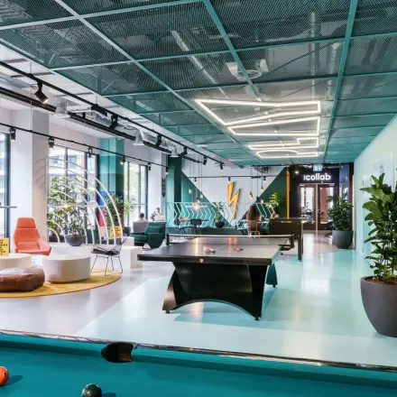 Moderne kantoorruimte huren aan de Jan van Galenstraat 335 in Amsterdam Nieuw-West met kleurrijk interieur en speelse elementen zoals pooltafels. Ideaal voor bedrijven die een creatieve werkomgeving zoeken.