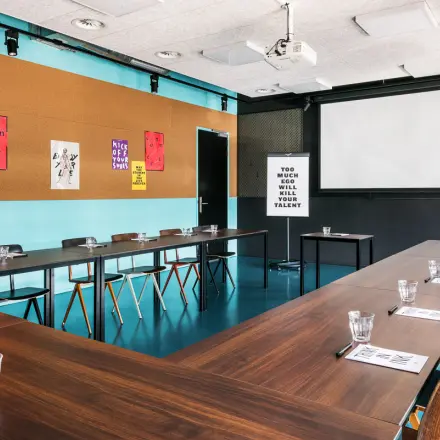 Kantoorruimte met een moderne vergaderopstelling in Amsterdam Nieuw-West, Jan van Galenstraat 335. Dit kleurrijke kantoorpand straalt creativiteit uit en is ideaal voor zakelijke bijeenkomsten.