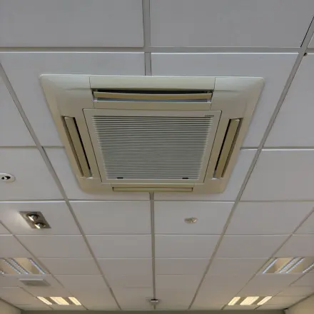 Plafond met ingebouwde airco in een kantoorpand op Buikslotermeerplein 430, Amsterdam Noord, ideaal om kantoorruimte te huren.