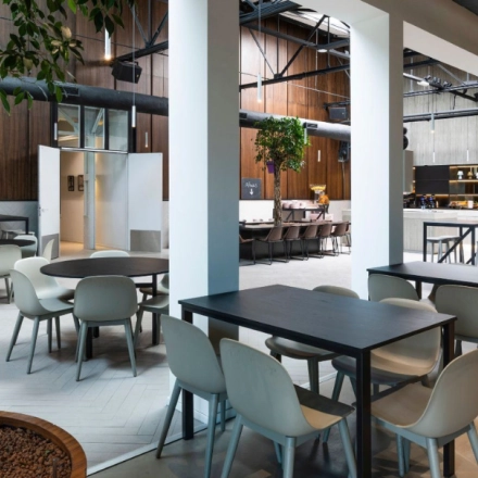 Open en lichte kantoorruimte huren op Meeuwenlaan 98-100 in Amsterdam Noord, met moderne gemeubileerde tafels en stoelen, geschikt voor diverse zakelijke activiteiten.
