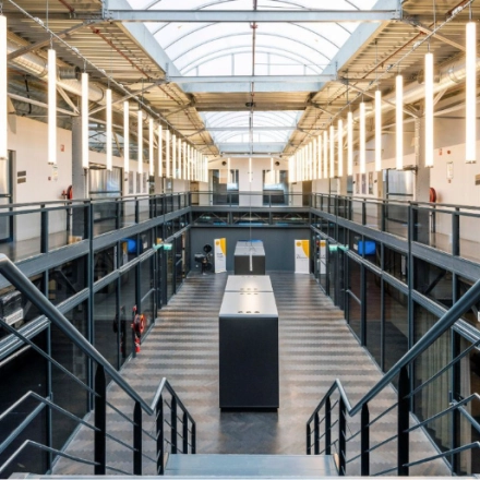 Ruime kantoorruimte in Amsterdam Noord, Meeuwenlaan 98-100, met industriële uitstraling en veel natuurlijk licht. Ideale locatie voor kantoorruimte huren.