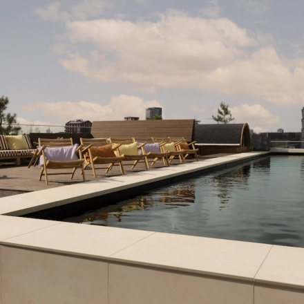 Dakterras met houten stoelen en een vijver bij kantoorpand Papaverhof 58, Amsterdam Noord, ideaal voor werkpauzes en netwerkbijeenkomsten.