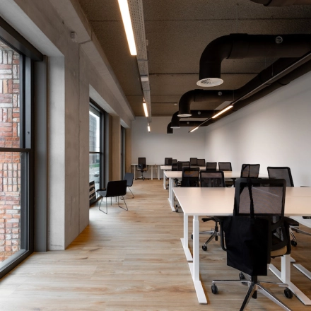 Ruime kantoorruimte aan Papaverhof 58 in Amsterdam Noord met grote ramen, moderne bureaus en comfortabele stoelen. Ideaal voor het huren van een kantoorpand voor verschillende zakelijke activiteiten.