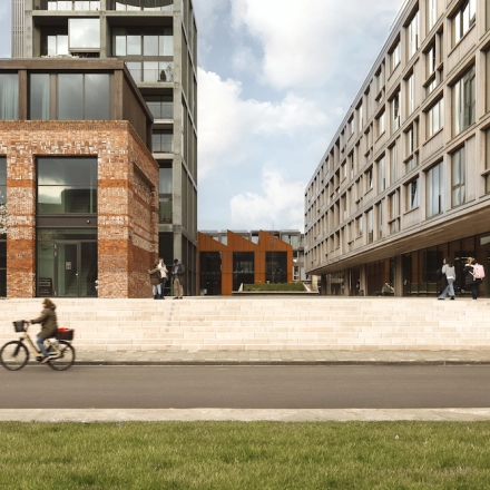 Exterieur van moderne kantoren op Papaverhof 58, Amsterdam Noord, met enkele voetgangers nabij de ingang. Ideaal voor kantoorruimte huren.