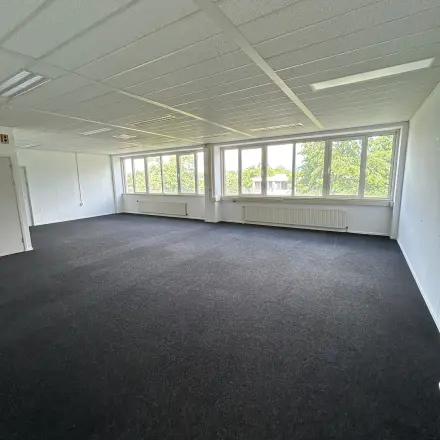 Ruime kantoorpand met uitzicht op groen, gelegen op James Wattstraat 71 in Amsterdam Oost. Ideaal voor kantoorruimte huren, met veel natuurlijk licht en neutrale afwerking.