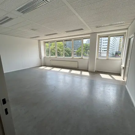 Ruime, ongemeubileerde kantoorruimte te huur op James Wattstraat 71, Amsterdam Oost. Het lichte interieur biedt uitzicht op de stad, ideaal voor individuele of teamwerksettings.